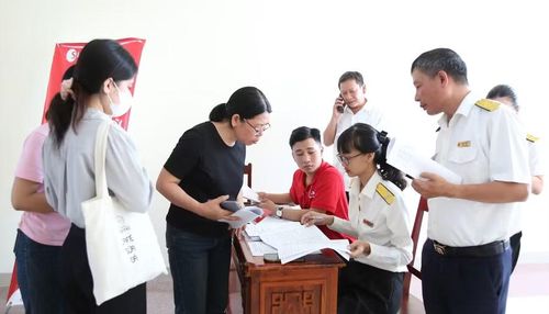  Nhiều hộ kinh doanh trên địa bàn phường Quy Nhơn Nam đến Thuế cơ sở 1 bổ sung thông tin phục vụ công tác quản lý thuế. Ảnh: T.S 