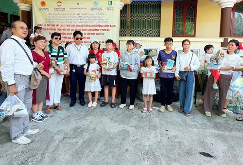  Trao học bổng cho học sinh là con em của hội viên mù nghèo, có hoàn cảnh khó khăn. Ảnh: Kim Hường 