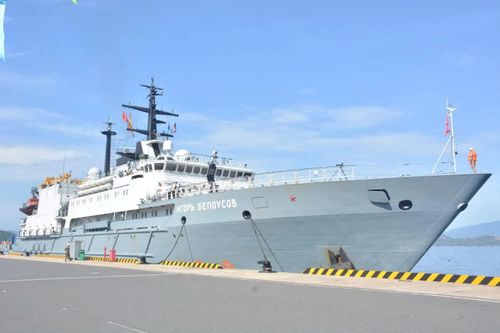 Các tàu trong biên đội tàu Hải quân Nga cập cảng Cam Ranh.