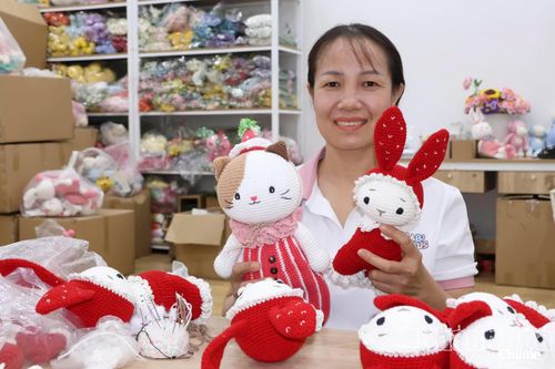 Công nhân cơ sở kinh doanh My Len và những sản phẩm vừa hoàn thành.