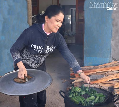 Bánh sau khi làm xong được xếp vào nồi hấp trên bếp củi.