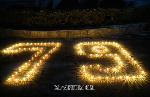 Hàng trăm ngọn nến được xếp thành số 79, hướng tới kỷ niệm 79 năm Ngày Thương binh - Liệt sĩ 27/7.