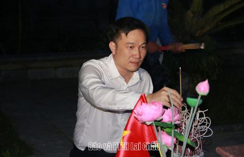 Đồng chí Nguyễn Tuấn Anh - Phó Bí thư Thường trực Tỉnh ủy thắp hương mộ phần liệt sĩ.
