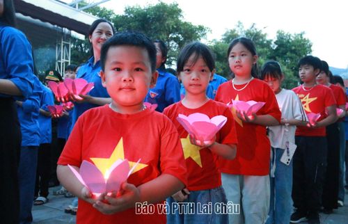 Thiếu nhi dâng nến tri ân tại Nghĩa trang Liệt sĩ tỉnh.