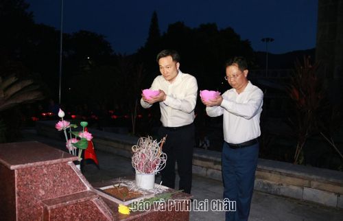 Các đồng chí lãnh đạo tỉnh dâng nến tri ân tại các phần mộ liệt sĩ.