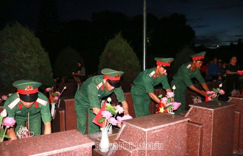 Thắp nến tri ân là một trong những hoạt động “Đền ơn đáp nghĩa” của tuổi trẻ Lai Châu.