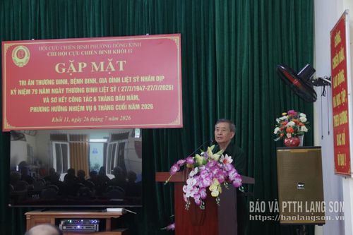 Lãnh đạo khối 11, phường Đông Kinh phát biểu một số nội dung tại buổi gặp mặt