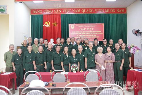 Chi hội CCB khối 11, phường Đông Kinh chụp ảnh lưu niệm cùng các đại biểu tại buổi gặp mặt