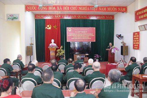 Đại biểu tham luận tại chương trình gặp mặt