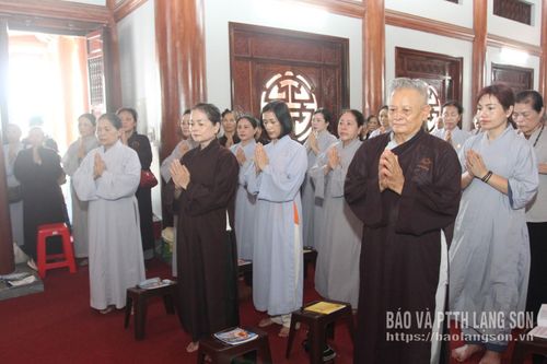 Phật tử tham gia lễ cầu siêu