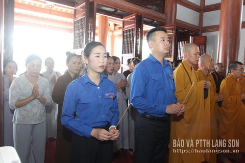 Đại biểu tham dự buổi cầu siêu