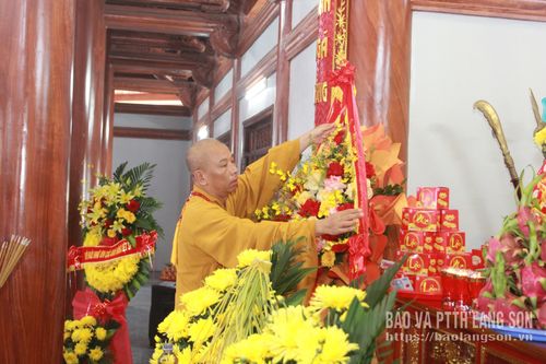 Đại diện Ban Trị sự GHPG Việt Nam tỉnh dâng hoa tưởng niệm các Anh hùng liệt sĩ