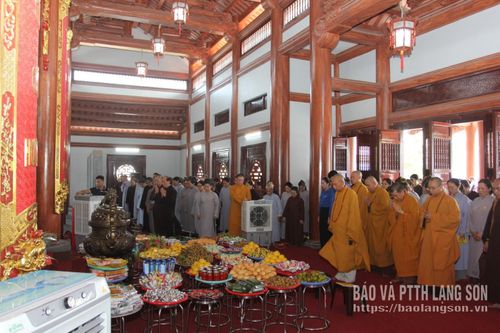 Đại biểu, tăng, ni, phật tử mặc niệm tưởng nhớ các Anh hùng liệt sĩ