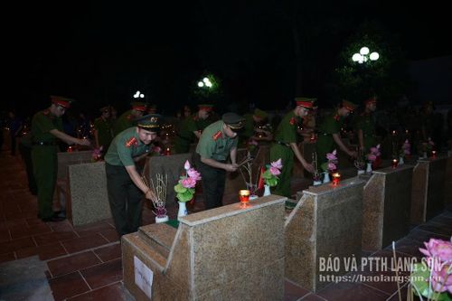 Cán bộ, chiến sĩ Công an tỉnh thắp hương tại mộ liệt sĩ