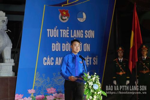 Đồng chí Đoàn Thành Công, Phó Chủ tịch Ủy Ban MTTQ Việt Nam tỉnh, Bí thư Tỉnh đoàn phát biểu tại lễ thắp nến tri ân các Anh hùng liệt sĩ