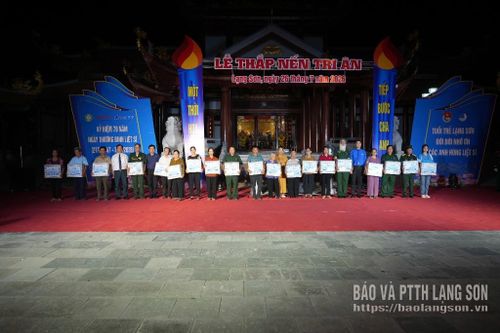 Lãnh đạo các đơn vị tặng quà tặng quà thương binh, bệnh binh và thân nhân liệt sĩ trên địa bàn 4 phường
