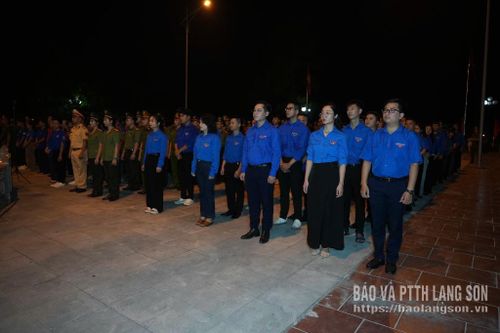 Đoàn viên, thanh niên các đơn vị tham gia lễ thắp nến tri ân các Anh hùng liệt sĩ