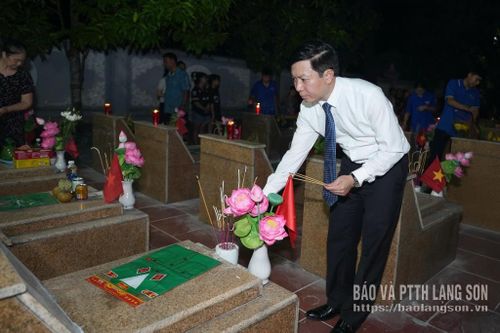Đồng chí Nguyễn Hoàng Tùng, Ủy viên Ban Thường vụ Tỉnh ủy, Phó Chủ tịch Thường trực Ủy ban MTTQ Việt Nam tỉnh thắp hương tại mộ liệt sĩ