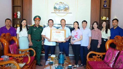 Thăm hỏi, động viên người có công với cách mạng, thể hiện sự quan tâm của cấp ủy, chính quyền địa phương.
