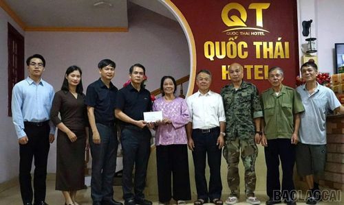 Hoạt động thăm, tặng quà các gia đình chính sách thể hiện đạo lý "Uống nước nhớ nguồn".