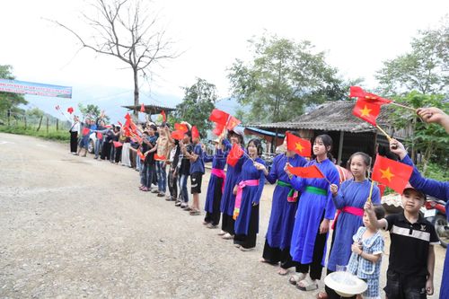 Người dân đứng dọc các tuyến đường cổ vũ đoàn đua.