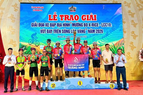 Ban Tổ chức trao giải cho các cá nhân và đồng đội đoạt giải.