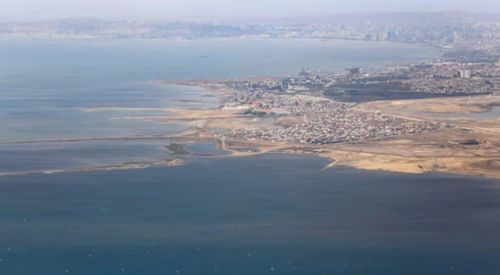 Hình ảnh chụp từ trên cao xuống Biển Caspi ở gần thành phố Baku, nhìn qua cửa sổ máy bay tại Baku, Azerbaijan, ngày 27 tháng 5 năm 2019. (Ảnh: REUTERS/Amr Abdallah Dalsh).