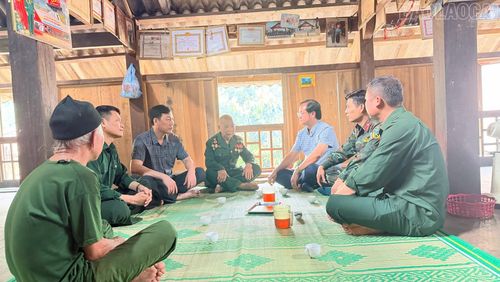  Lãnh đạo xã Mỏ Vàng thăm hỏi, động viên gia đình thương binh Lường Văn Long. 