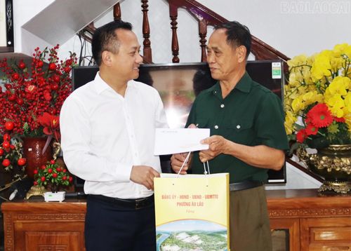 Lãnh đạo phường Âu Lâu tặng quà cho thương binh, người nhiễm chất độc hóa học Hà Ngọc Xô tại Tổ dân phố số 1.