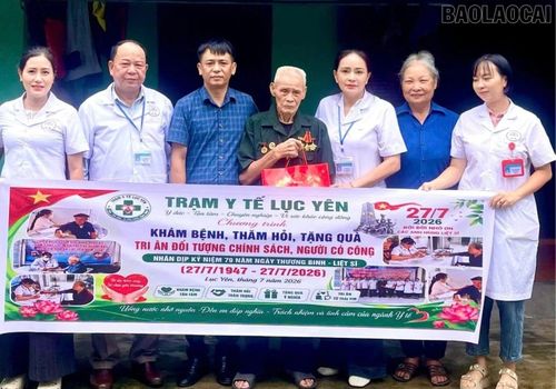 Thăm hỏi, tặng quà cho người có công với cách mạng, thân nhân liệt sĩ.