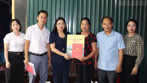 Đoàn công tác phường Âu Lâu thăm, tặng quà gia đình người có công tại Tổ dân phố số 5.