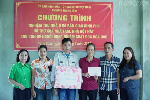  Ban Quản lý Quỹ Đền ơn đáp nghĩa phường Trung Tâm trao quà động viên gia đình bà Nguyễn Thị The. 