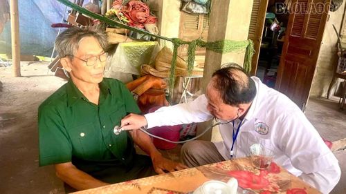 Trạm Y tế Lục Yên tổ chức khám bệnh miễn phí cho 12 đối tượng là người có công với cách mạng, thân nhân liệt sĩ trên địa bàn.