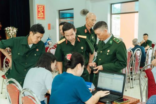 Đông đảo cựu chiến binh đăng ký khám bệnh.