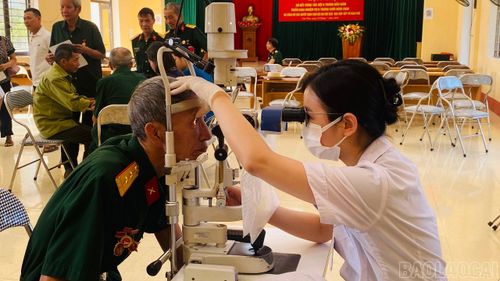 Các cựu chiến binh được đo và khám mắt.