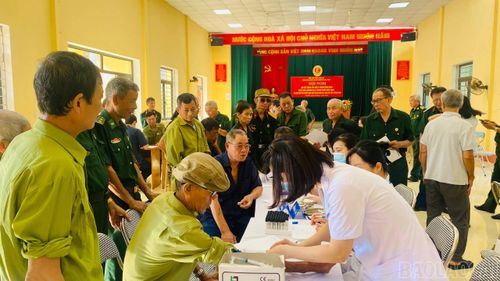 Cựu chiến binh được lấy máu xét nghiệm.