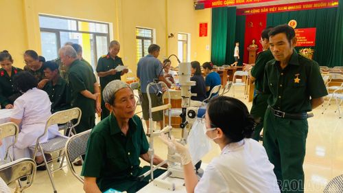 Các bác sĩ tư vấn sức khỏe cho cựu chiến binh.