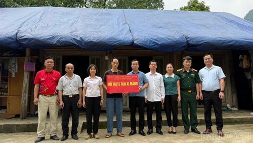 Lãnh đạo xã Bảo Ái trao hỗ trợ xi măng cho gia đình chính sách để xây dựng nhà ở.