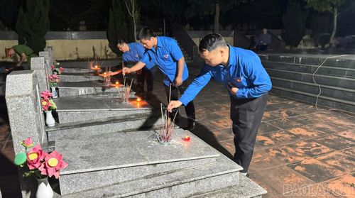  Các đại biểu thắp hương tri ân các anh hùng liệt sĩ. 