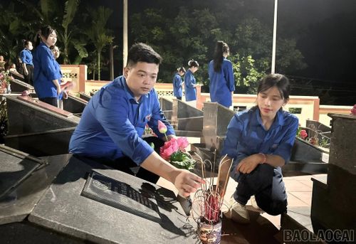  Các đại biểu, đoàn viên, thanh niên thắp hương tri ân các Anh hùng liệt sĩ. 