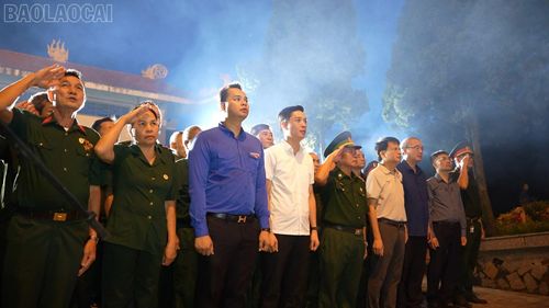  Đoàn đại biểu thực hiện nghi lễ chào cờ. 