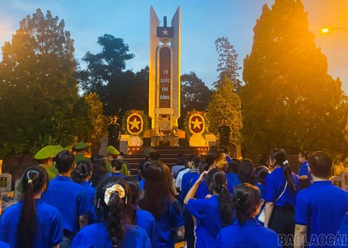  Các đại biểu, đoàn viên, thanh niên dâng hương tại Nghĩa trang Liệt sĩ xã Bảo Yên. 