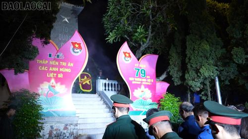  Các đại biểu dành một phút mặc niệm tưởng nhớ các anh hùng liệt sĩ. 