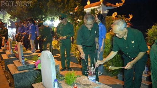  Các đại biểu thắp hương, nến tri ân tại các phần mộ liệt sĩ. 