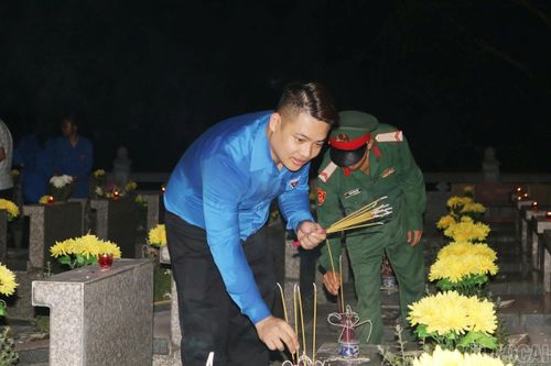 Đoàn viên, thanh niên, cán bộ chiến sĩ thắp hương tưởng nhớ các Anh hùng liệt sĩ.