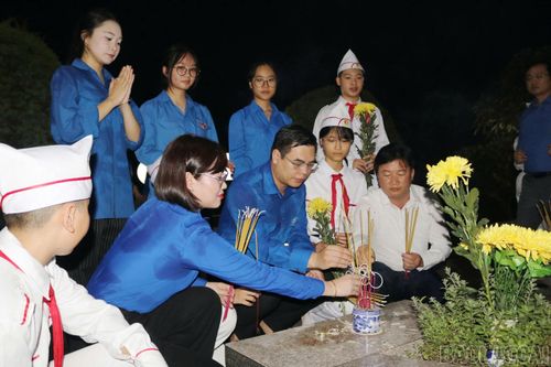 Các đại biểu thắp hương tại các phần mộ liệt sĩ.