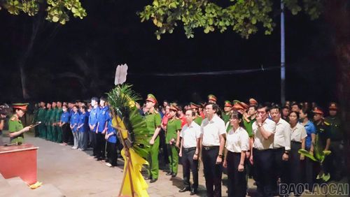  Quang cảnh buổi lễ dâng hương, dâng hoa và thắp nến tri ân các Anh hùng liệt sĩ. 