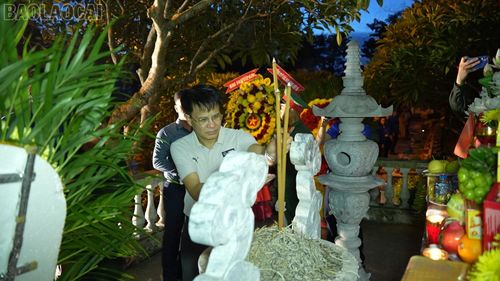  Các đại biểu dâng hương tại Nghĩa trang liệt sĩ phường Cam Đường. 