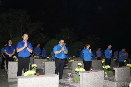 Các đoàn viên, thanh niên tri ân, tưởng nhớ các anh hùng liệt sĩ