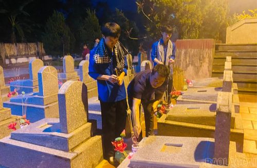  Các đại biểu kính cẩn dâng hương, dâng hoa và thắp nến tri ân tại các phần mộ liệt sĩ. 